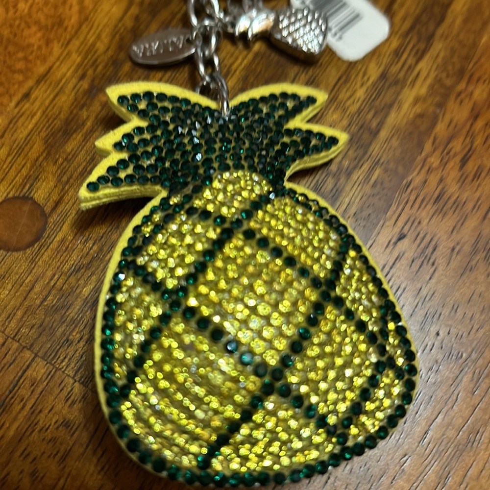 🌲SALE🌲Shimmer 💎 Pineapple 💎 KEYCHAIN🏝🍍